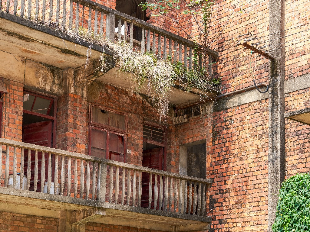 Unattractive And:or Damaged Homes